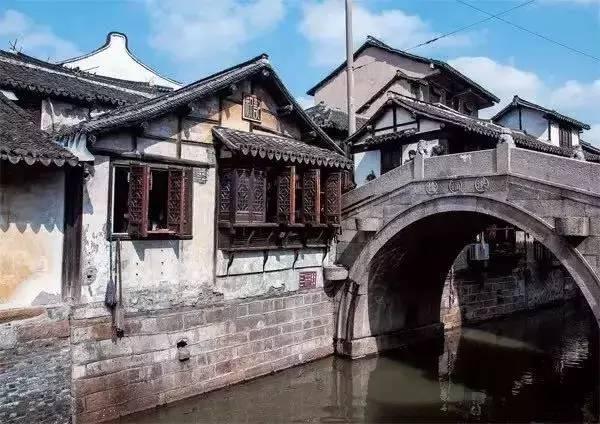 苏州工业园区澜溪社区志愿巡查队协助居民正确垃圾分类